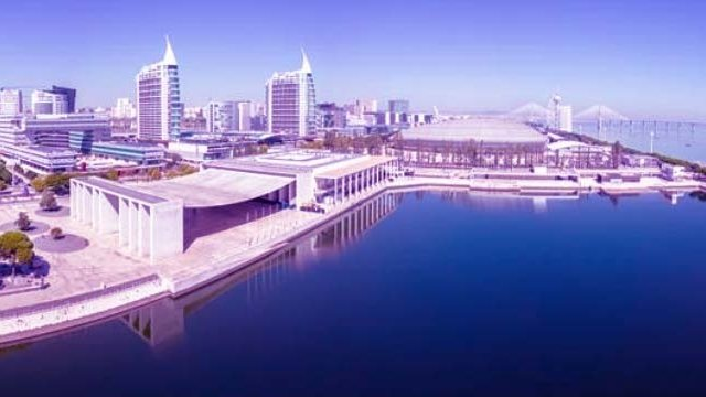 The image shows the Parque das Nações district in Lisbon, Portugal, with the MEO Arena (also known as Altice Arena) and the Pavilhão de Portugal (Portugal Pavilion) in the foreground.